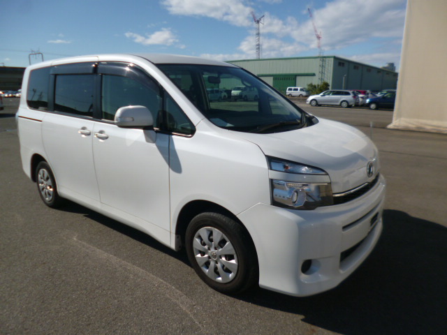 Toyota voxy 2013